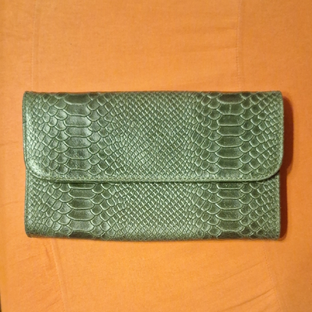 Chic Green Textured Clutch